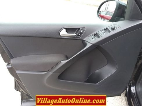 Used 2017 Volkswagen Tiguan S image 23