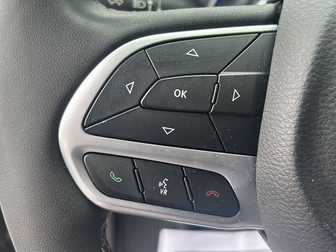 Used 2023 Chrysler Pacifica Touring-L FWD image 12