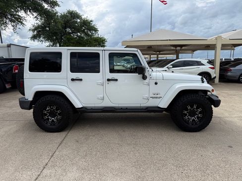 Used 2016 Jeep Wrangler Unlimited Sahara w/ Connectivity Group AWD/4WD image 8
