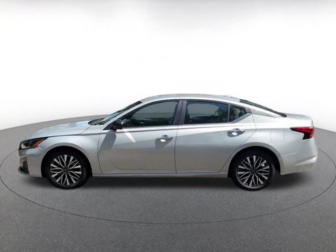 Used 2025 Nissan Altima 2.5 SV FWD image 7