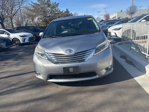 Used 2017 Toyota Sienna Limited Premium image 10
