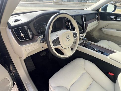 Used 2021 Volvo XC60 T5 Momentum w/ Premium Package image 24