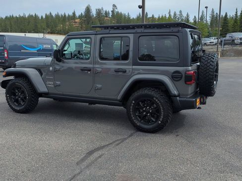 Used 2019 Jeep Wrangler Unlimited Sahara w/ Uconnect 4C Nav & Sound Group AWD/4WD image 4