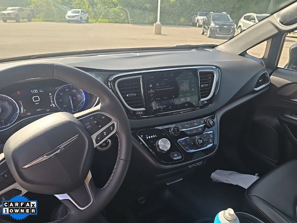 Used 2025 Chrysler Pacifica Select FWD image 13