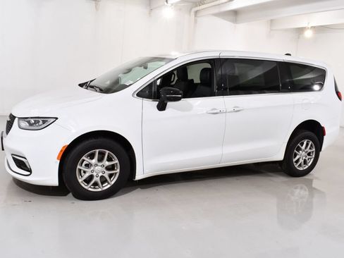 Used 2026 Chrysler Pacifica Select FWD image 2