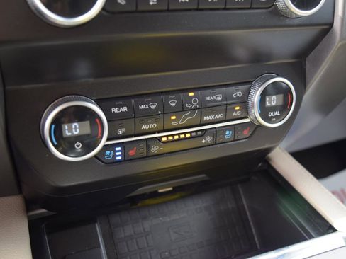 Used 2021 Ford Expedition XLT image 30