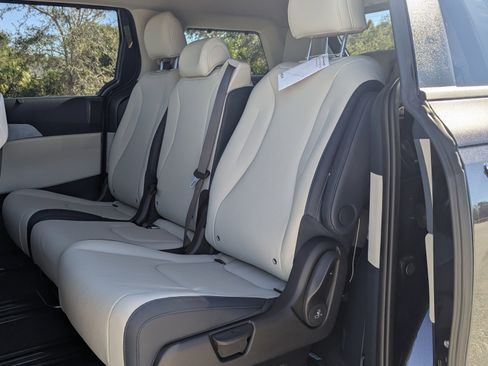 New 2026 Kia Carnival EX image 18