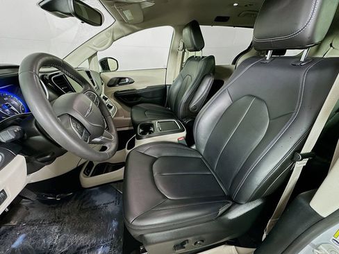 Certified 2024 Chrysler Pacifica Touring-L image 31