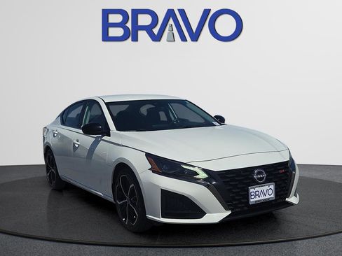 Used 2024 Nissan Altima 2.5 SR FWD image 2