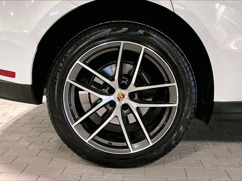 Used 2025 Porsche Macan image 14
