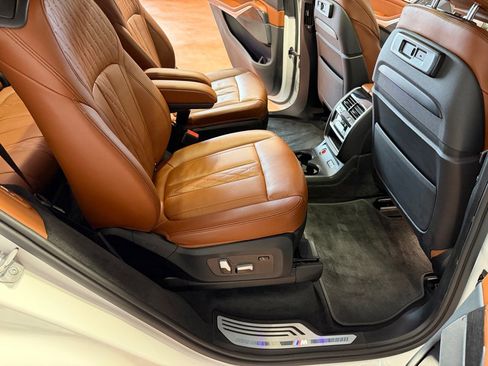 Used 2022 BMW X7 xDrive40i w/ M Sport Package AWD/4WD image 28