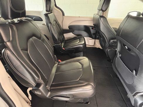 Used 2023 Chrysler Pacifica Touring-L FWD image 14