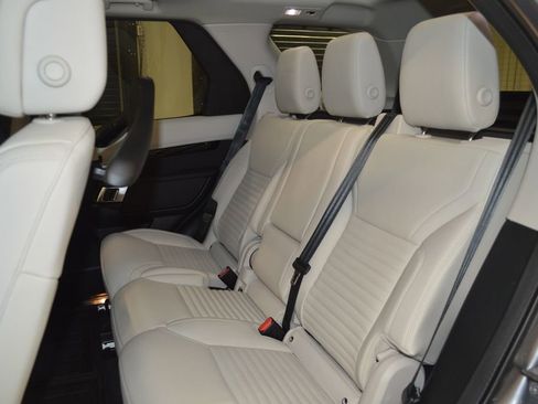 Certified 2025 Land Rover Discovery S AWD/4WD image 39