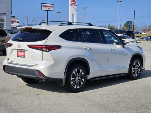 Used 2021 Toyota Highlander XLE image 6