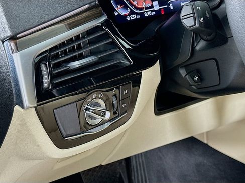 Used 2020 BMW 530i w/ Lighting Package image 10