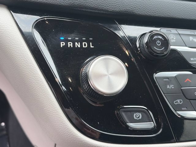Used 2024 Chrysler Pacifica Touring-L FWD image 35