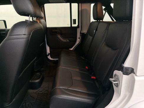 Used 2018 Jeep Wrangler Unlimited Sahara AWD/4WD image 16
