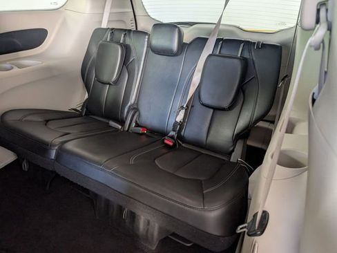 Used 2023 Chrysler Pacifica Touring-L image 26