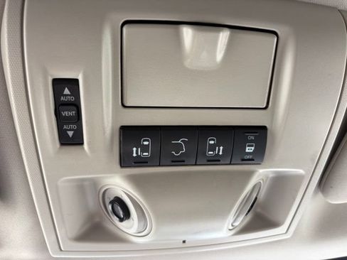 Used 2015 Chrysler Town & Country Limited Platinum FWD image 17