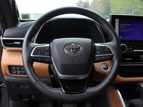 Used 2024 Toyota Highlander Platinum AWD/4WD image 10