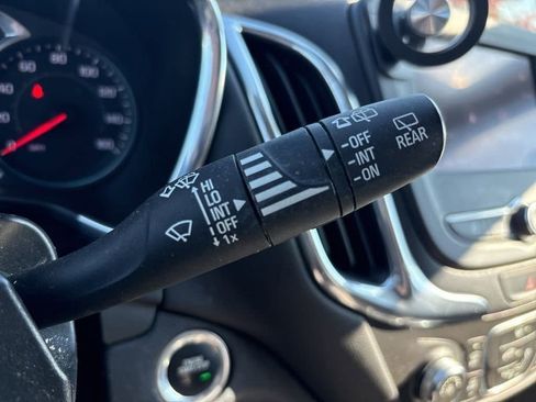 Used 2020 Chevrolet Equinox LT image 29