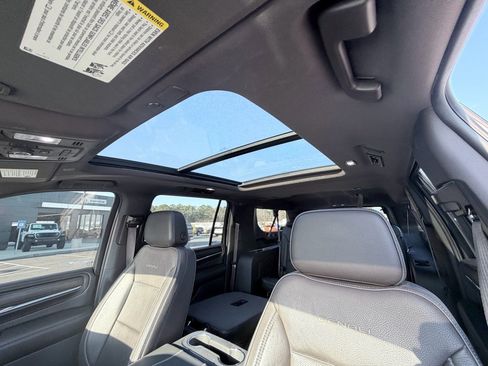 Used 2022 GMC Yukon XL Denali w/ Denali Premium Package image 8