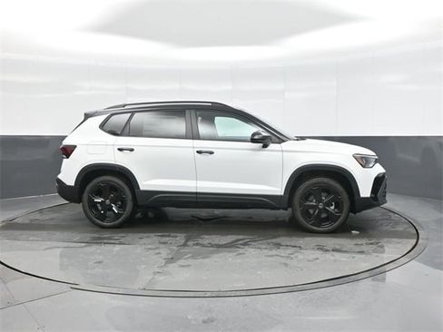 New 2026 Volkswagen Taos SE image 8