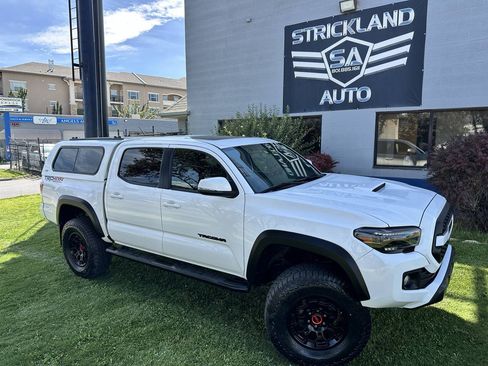 Used 2017 Toyota Tacoma TRD Off-Road AWD/4WD image 2