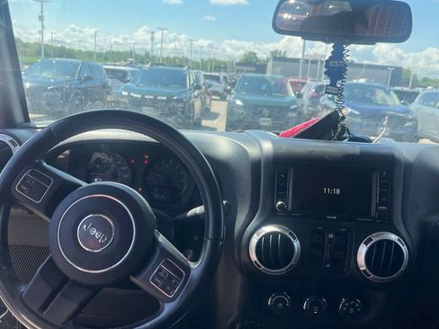 Used 2017 Jeep Wrangler Unlimited Sahara AWD/4WD image 4