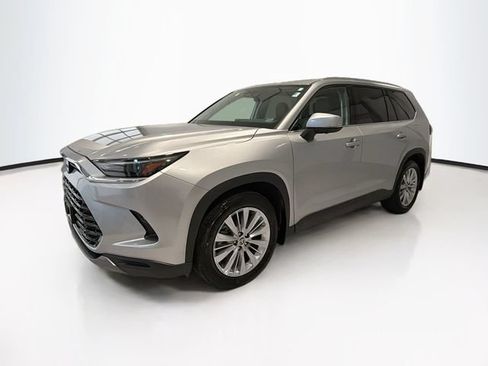 Used 2024 Toyota Grand Highlander AWD image 3