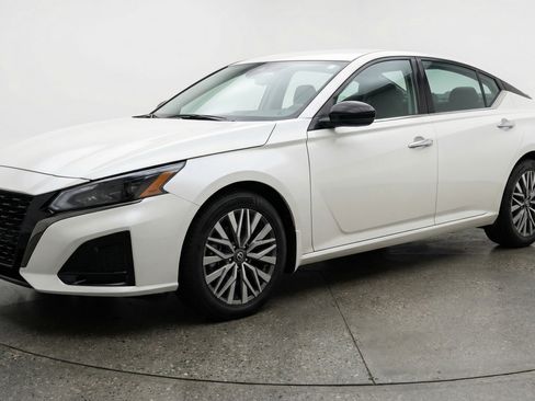 Used 2025 Nissan Altima 2.5 SV image 3