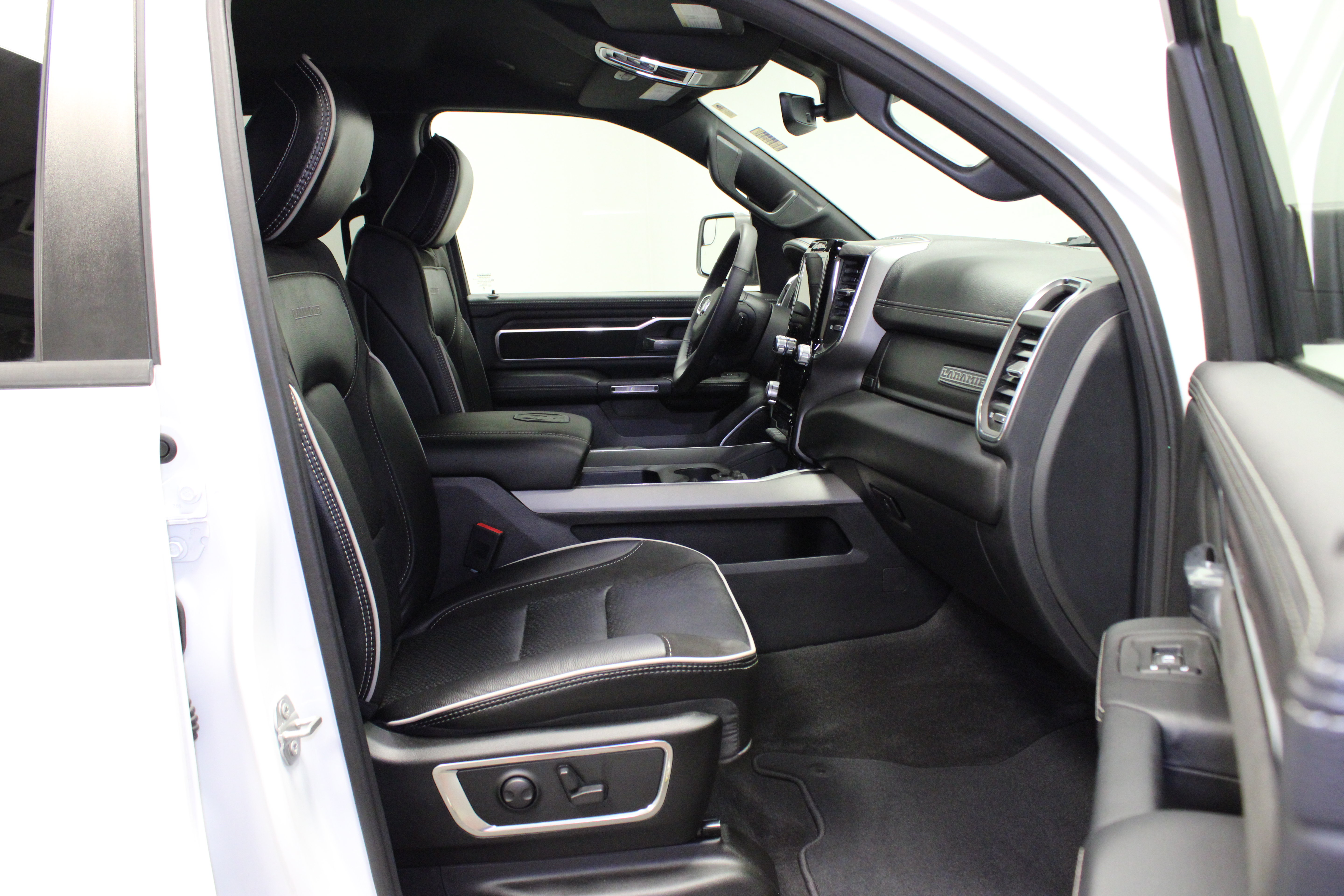 Used 2025 RAM 1500 Laramie AWD/4WD image 15