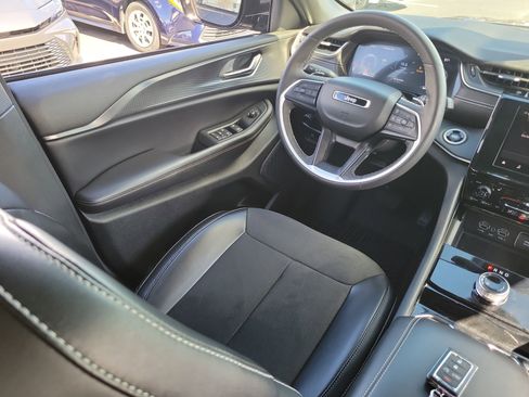 Used 2023 Jeep Grand Cherokee Altitude image 15