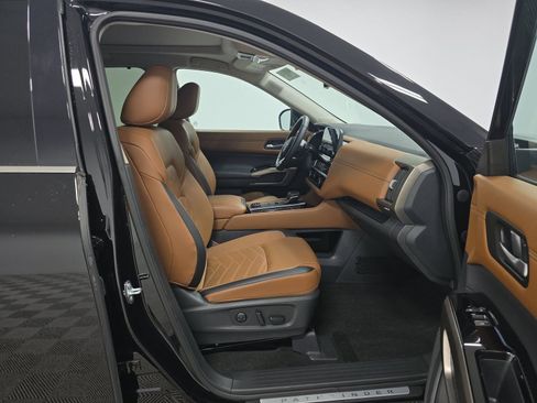 Used 2025 Nissan Pathfinder Platinum w/ Cargo Package image 9