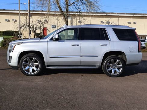 Used 2020 Cadillac Escalade Luxury image 3