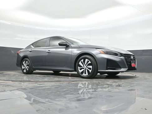 Used 2025 Nissan Altima 2.5 S image 38
