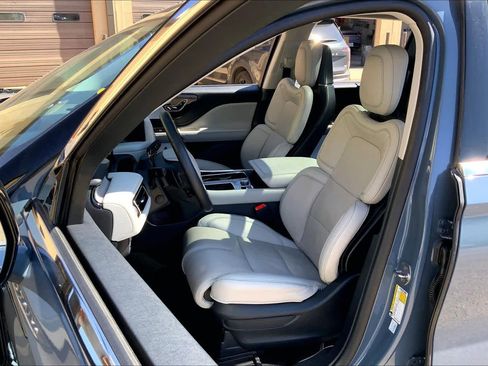 Used 2025 Lincoln Aviator Reserve w/ Luxury Package RWD image 8