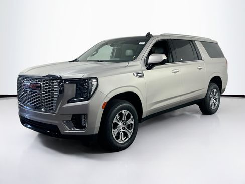 Used 2022 GMC Yukon XL SLE AWD/4WD image 1