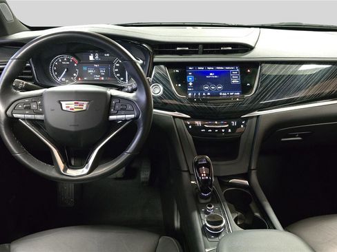 Used 2025 Cadillac XT6 Premium Luxury image 9