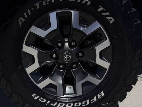 Used 2019 Toyota Tacoma TRD Off-Road AWD/4WD image 9