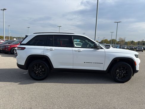 Used 2024 Jeep Grand Cherokee Altitude image 4