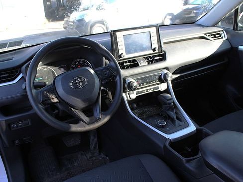 Used 2022 Toyota RAV4 LE AWD/4WD image 2