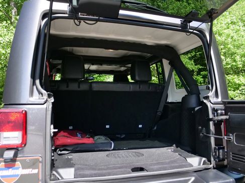 Used 2016 Jeep Wrangler Unlimited Rubicon AWD/4WD image 38
