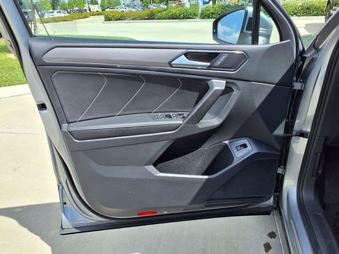 Used 2022 Volkswagen Tiguan SE w/ Panoramic Sunroof Package FWD image 15