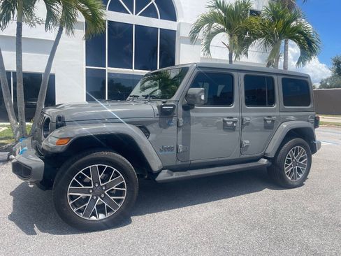 Used 2023 Jeep Wrangler Unlimited Sahara AWD/4WD image 2