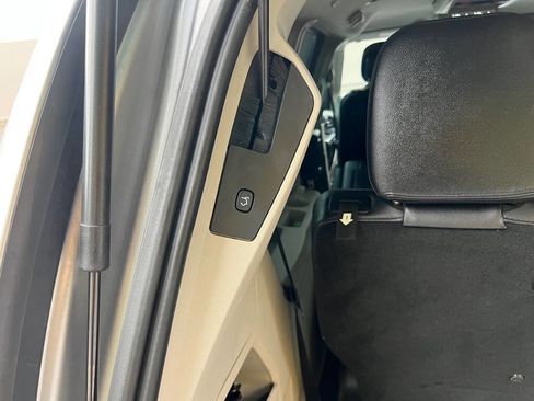 Used 2013 Chrysler Town & Country Touring image 19