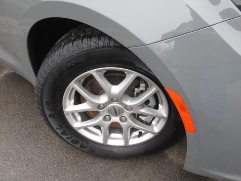 Used 2025 Chrysler Pacifica Select image 4