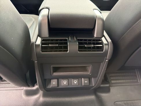 Used 2021 Land Rover Defender 110 SE image 8