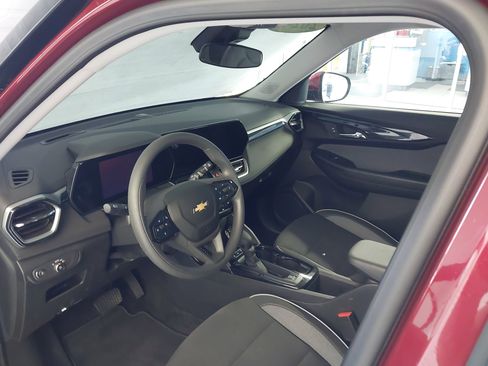 Used 2024 Chevrolet TrailBlazer LT w/ Driver Confidence Package image 2