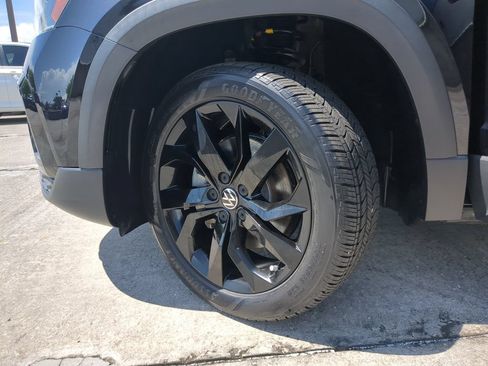 Certified 2022 Volkswagen Taos SE FWD image 34